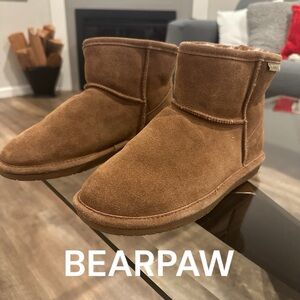 BEARPAW'".Women Alyssa Ankle Boot Hickory Sheepskin and wool blend lining Size 8